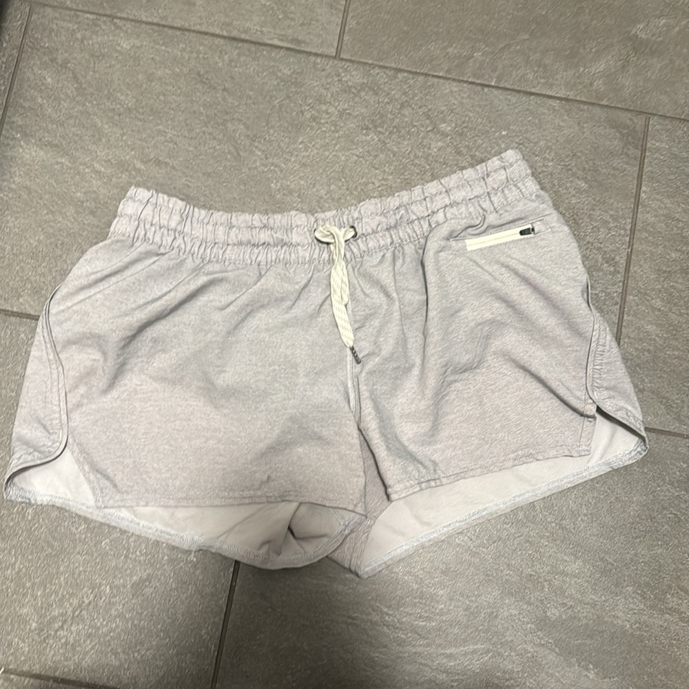 Vuori Shorts Womens Large Gray Clementine 2.0 2" Lined Casual Athleisure Yoga
